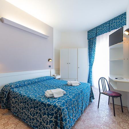 Hotel 2000 Rímini Habitación foto