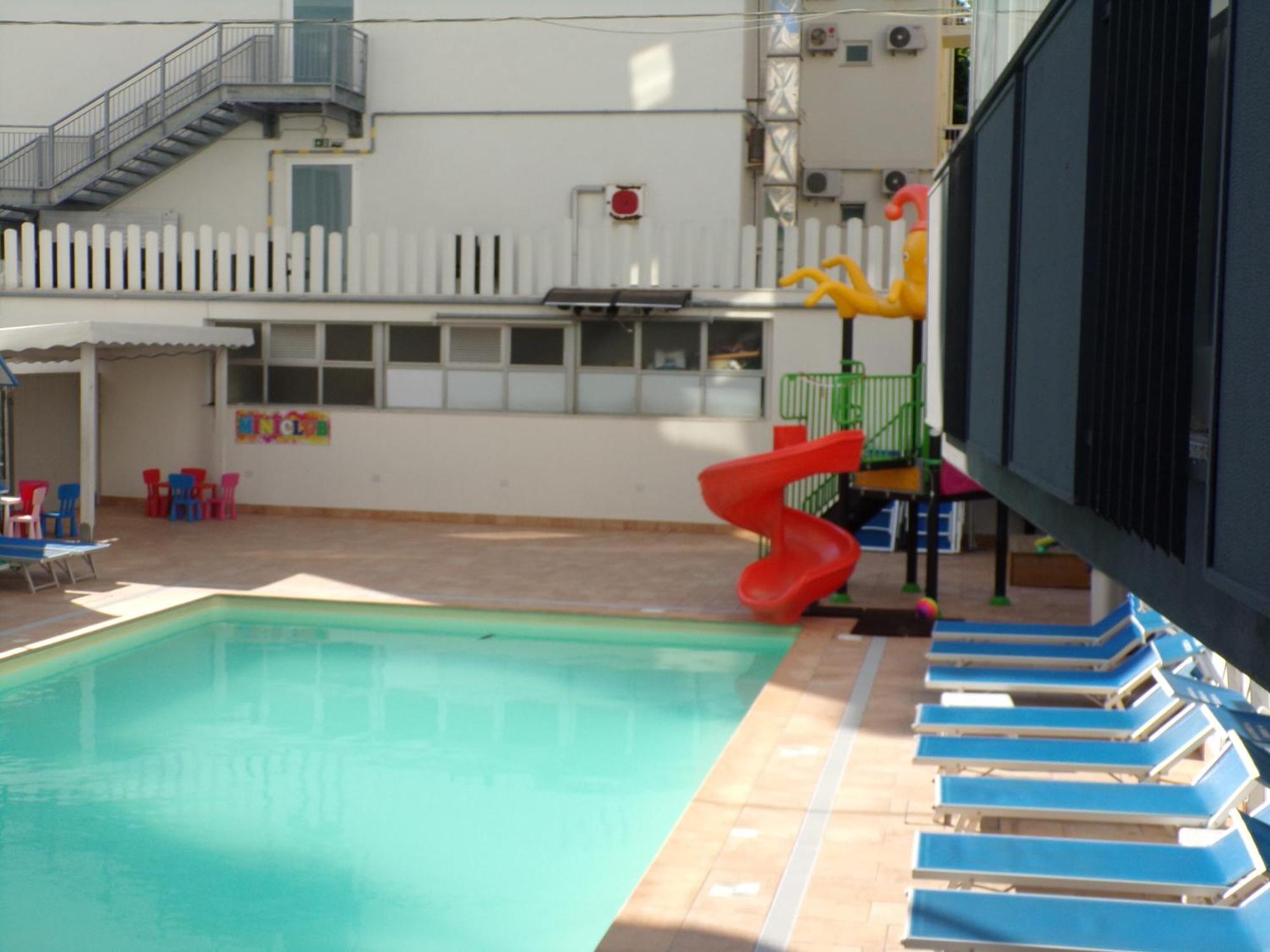 Hotel 2000 Rímini Exterior foto