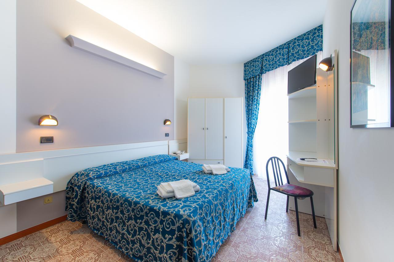 Hotel 2000 Rímini Habitación foto